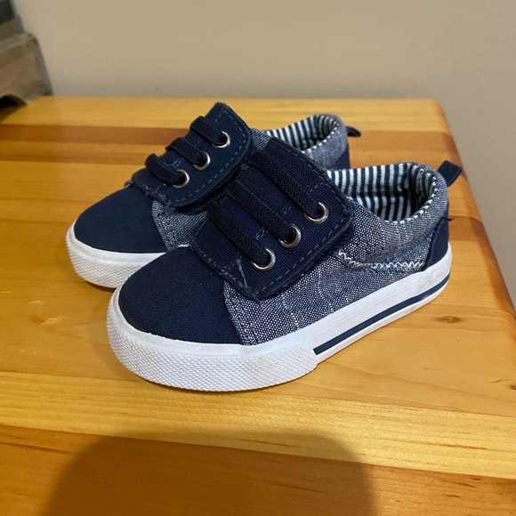 navy shoes size 4